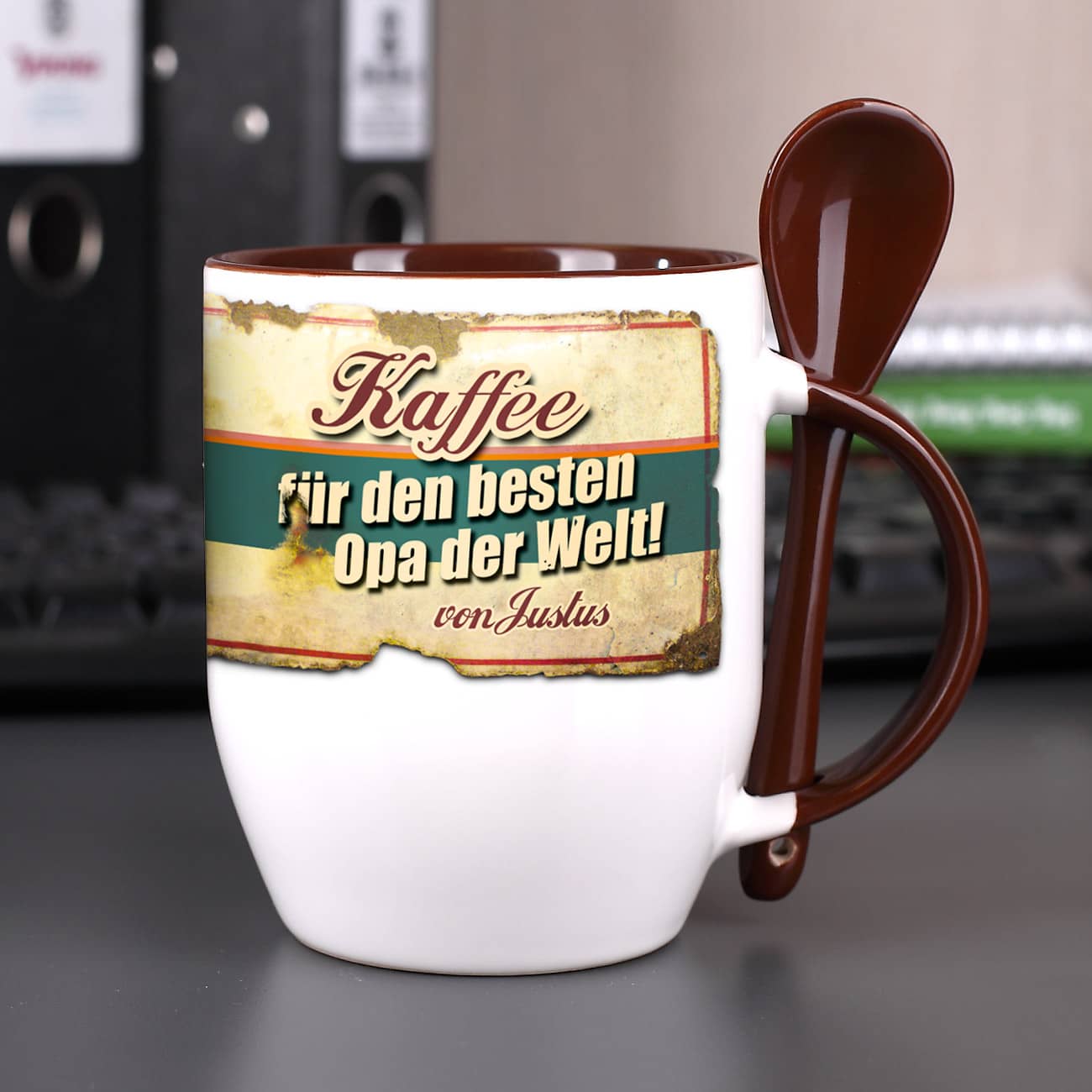 Tasse mit Löffel im Henkel