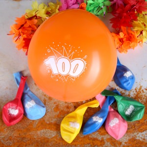 Luftballons mit der Zahl 100 bedruckt