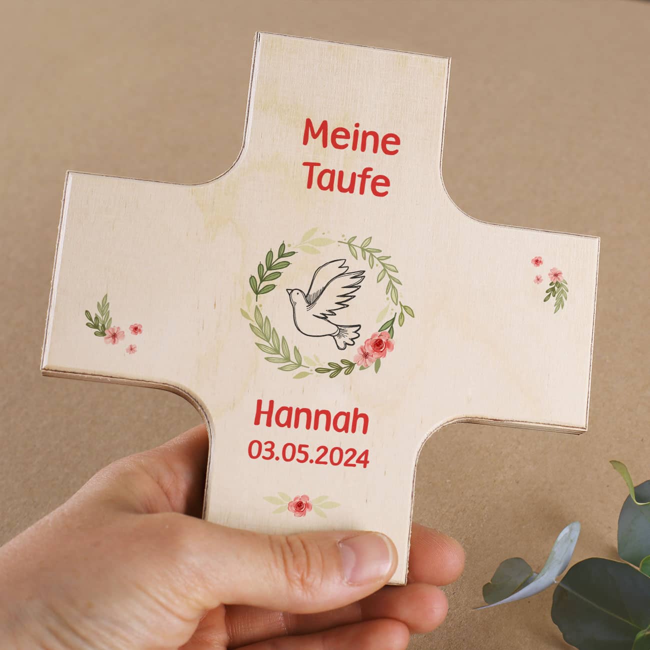 kleines Holzkreuz mit Name und Datum