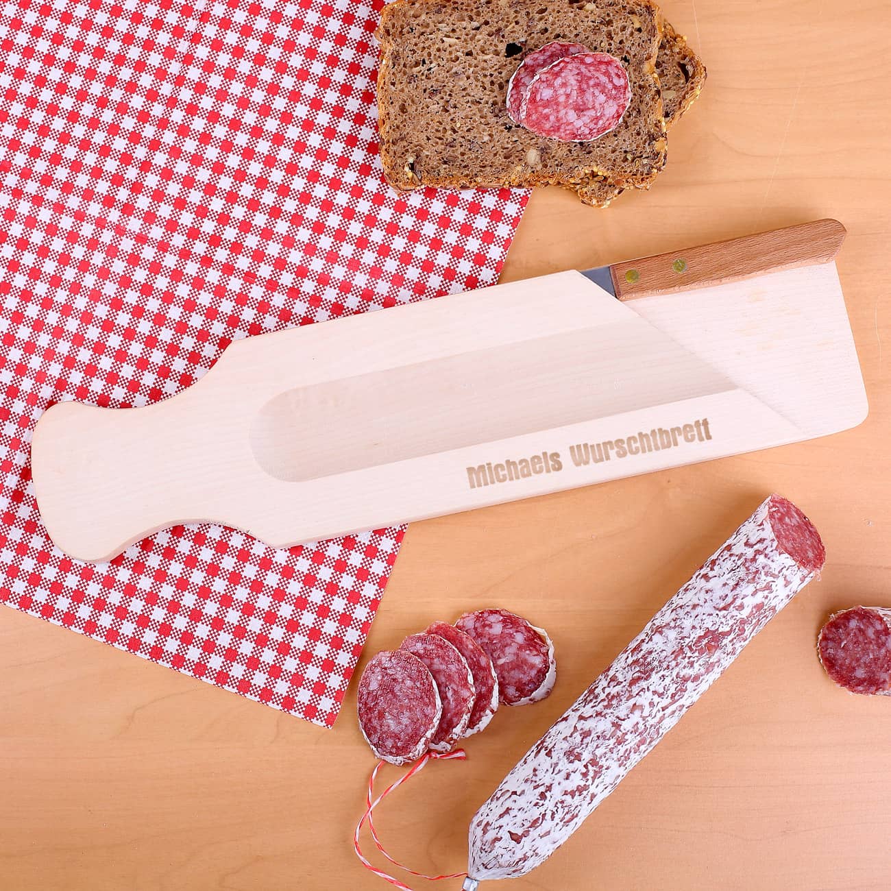 Graviertes Brettchen mit Messer für Wurst