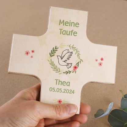 kleines Holzkreuz mit Anlass, Name und Datum