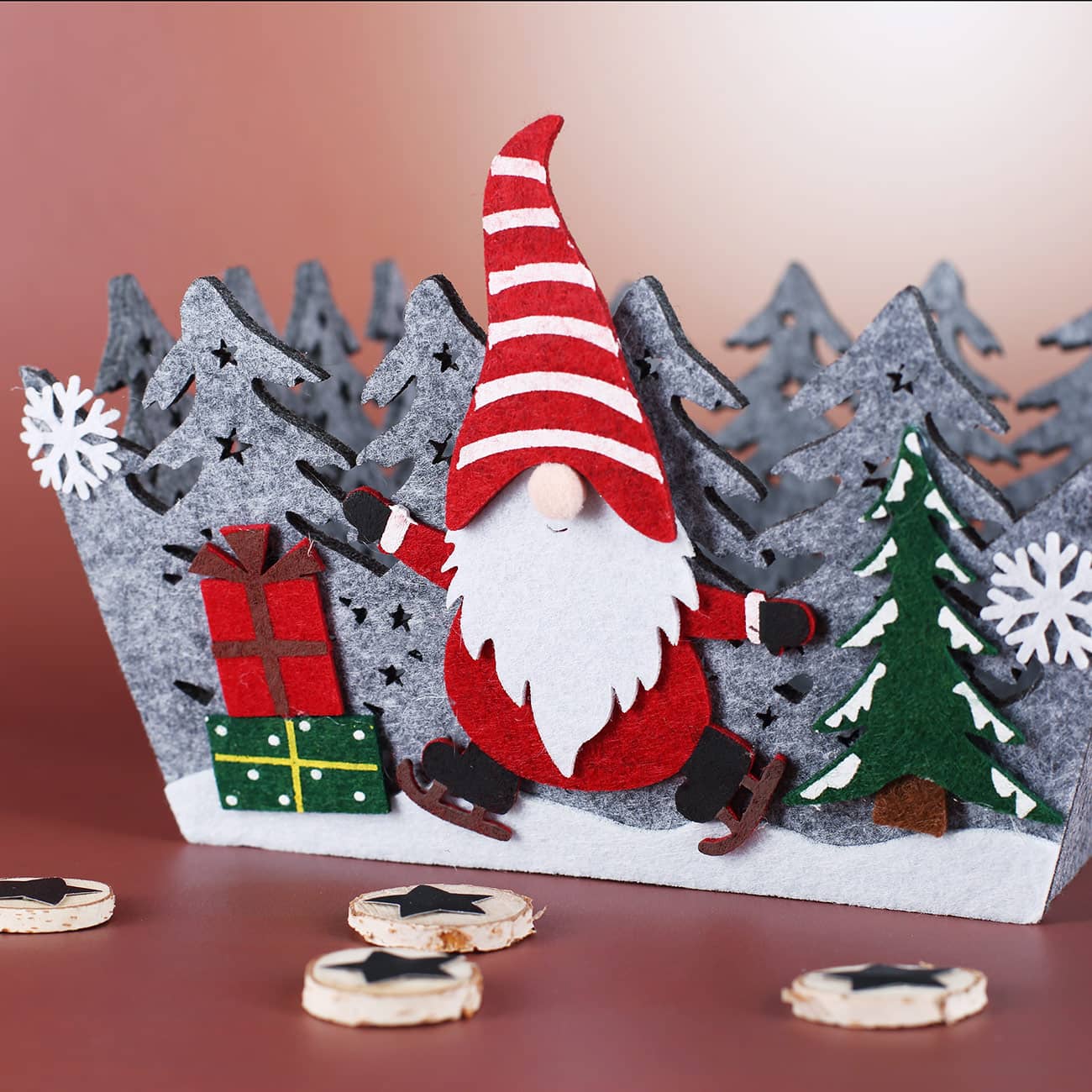 Filz-Geschenkkörbchen mit winterlicher Landschaft und Wichtel als Motiv