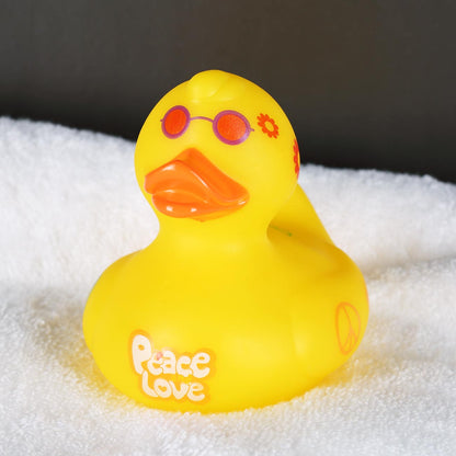 Badeente im Hippie-Stil mit Aufschrift "Peace & Love"