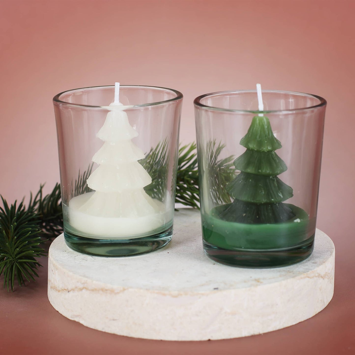 Kleine Tannenbaum-Kerzen in Grün oder Weiß in einem Glas