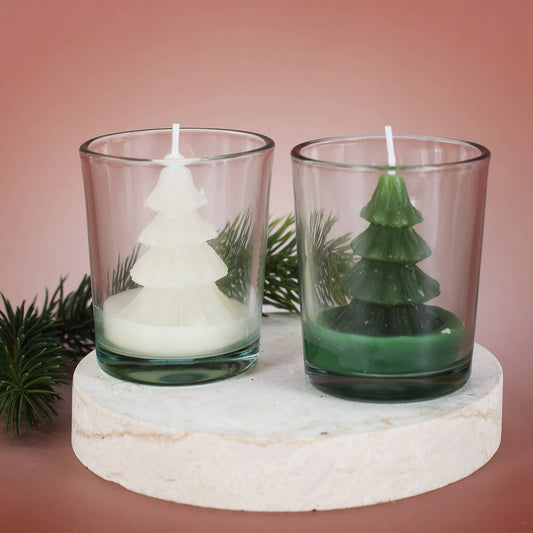 Kleine Tannenbaum-Kerzen in Grün oder Weiß in einem Glas