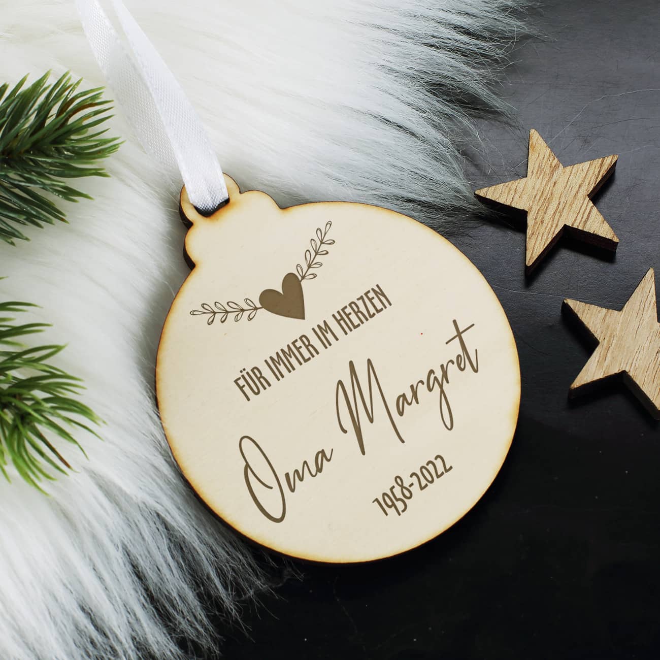 Christbaumschmuck aus Holz mit Name als Andenken graviert