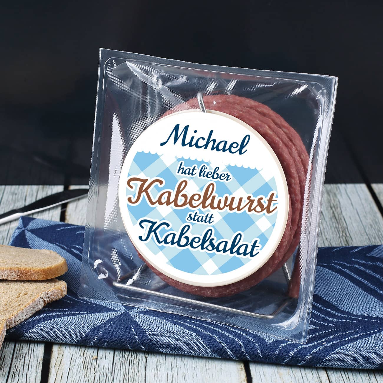 Kabeltrommel mit Wurst, beklebt mit personalisiertem Etikett