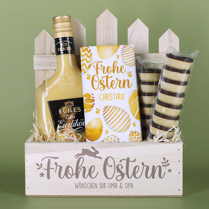 Geschenkset mit Eierlikör, Flasche, Waffelbechern, personalisierte Schokolade & graviertem Geschenkkorb