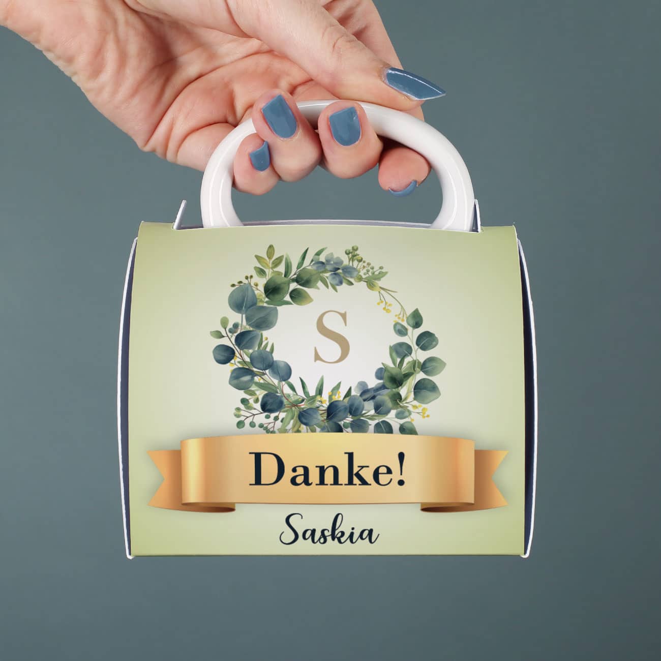 Tasse mit Name & Initiale in Tassentasche mit Eukalyptus-Motiv