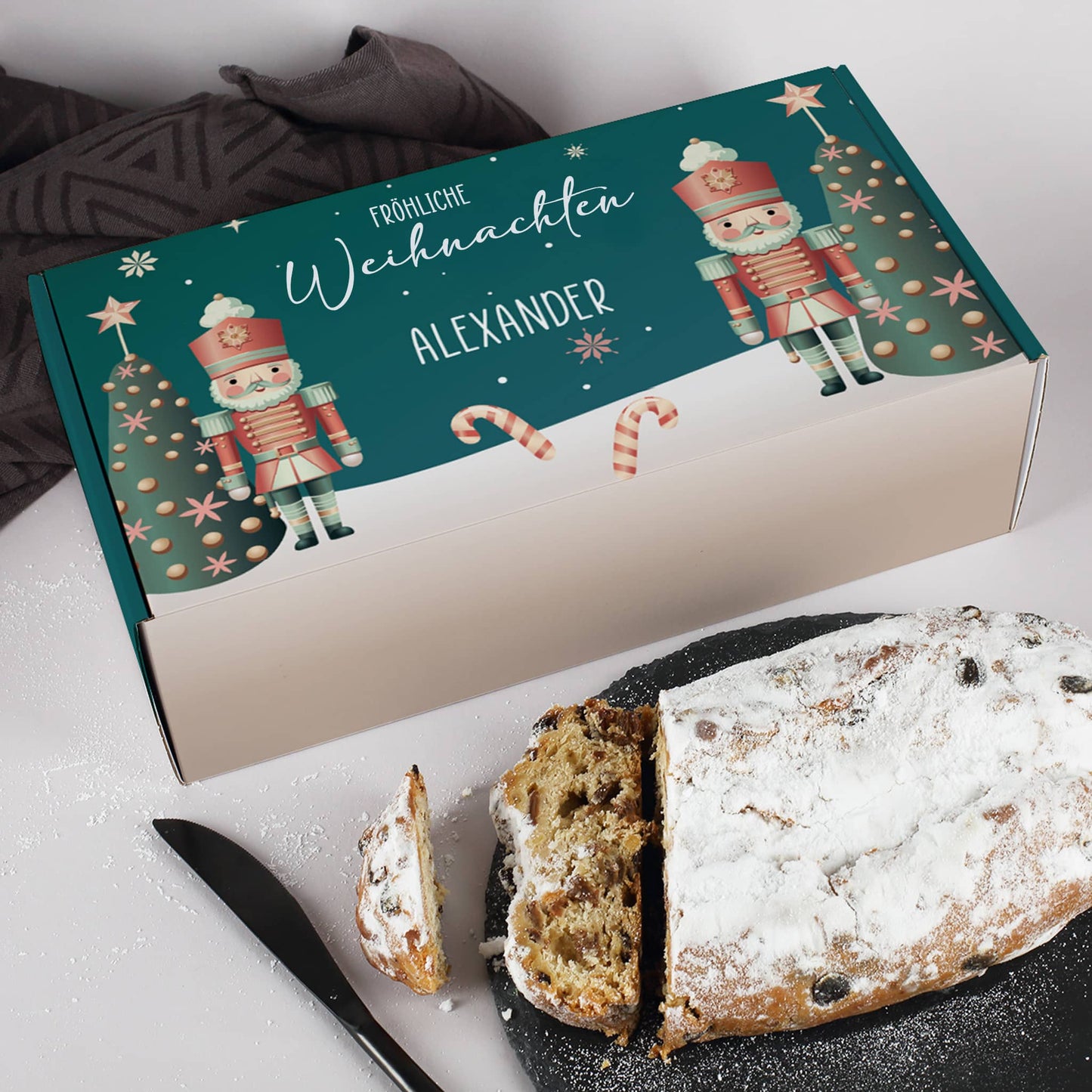 Weihnachtsstollen mit  personalisierter Verpackung im Nussknacker Motiv