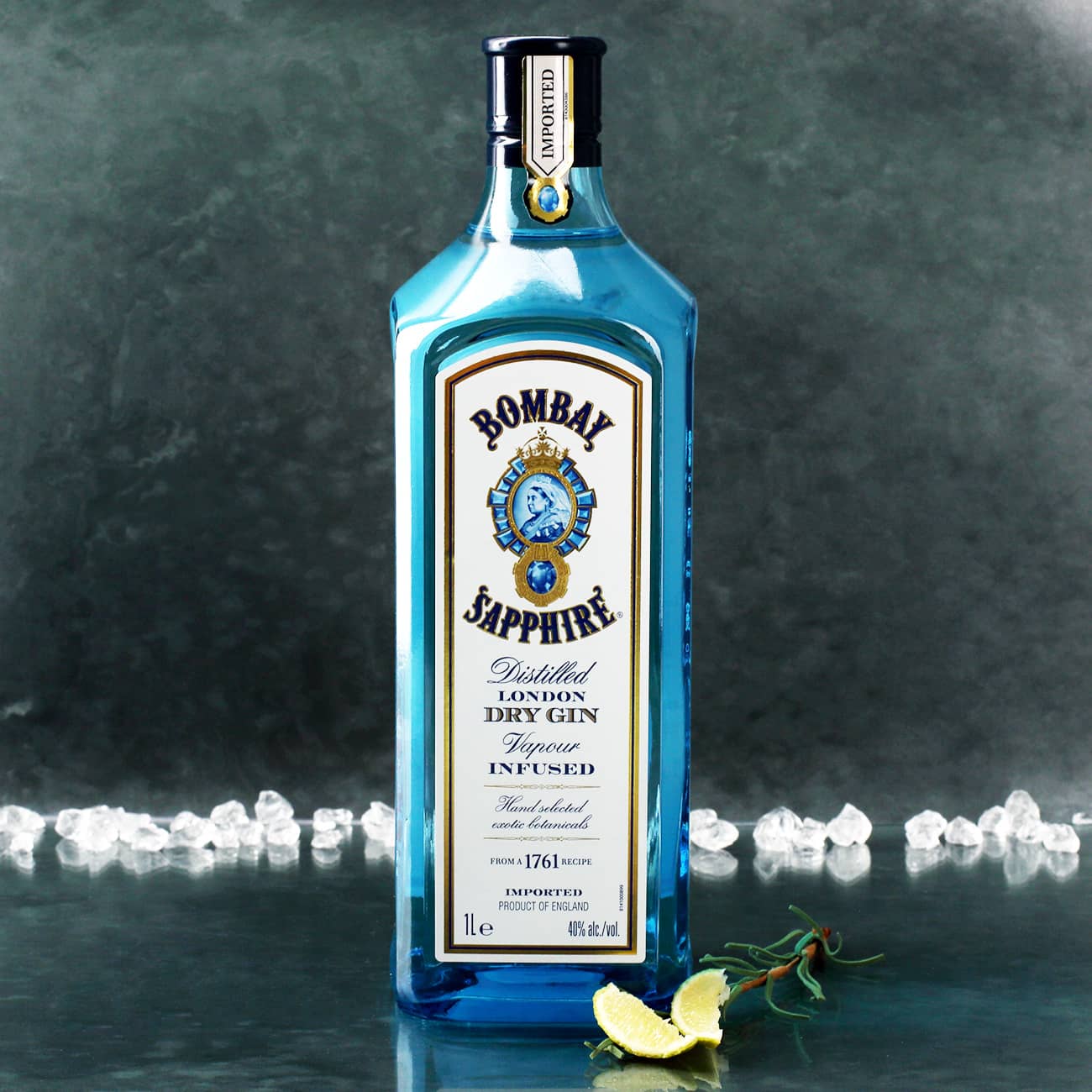 Mit einer Flasche Bombay Sapphire Gin