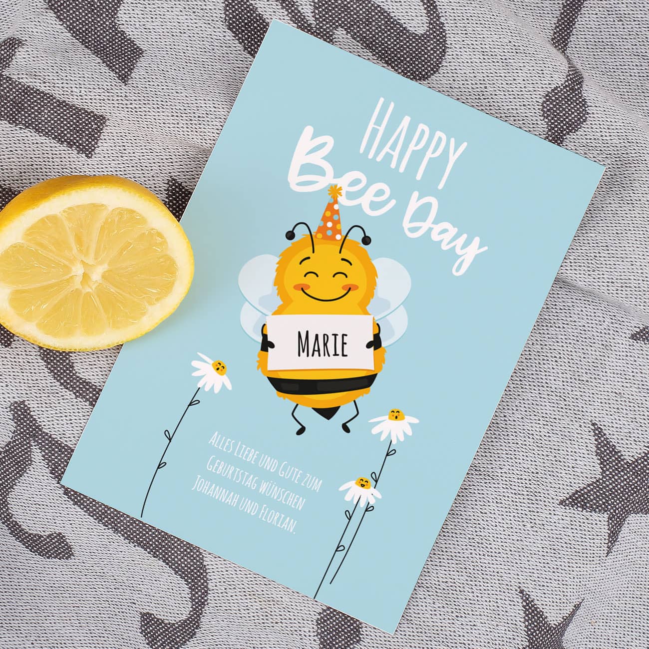 Postkarte mit passendem "happy Bee Day"-Motiv zur Geschenkverpackung und Ihrem Wunschnamen