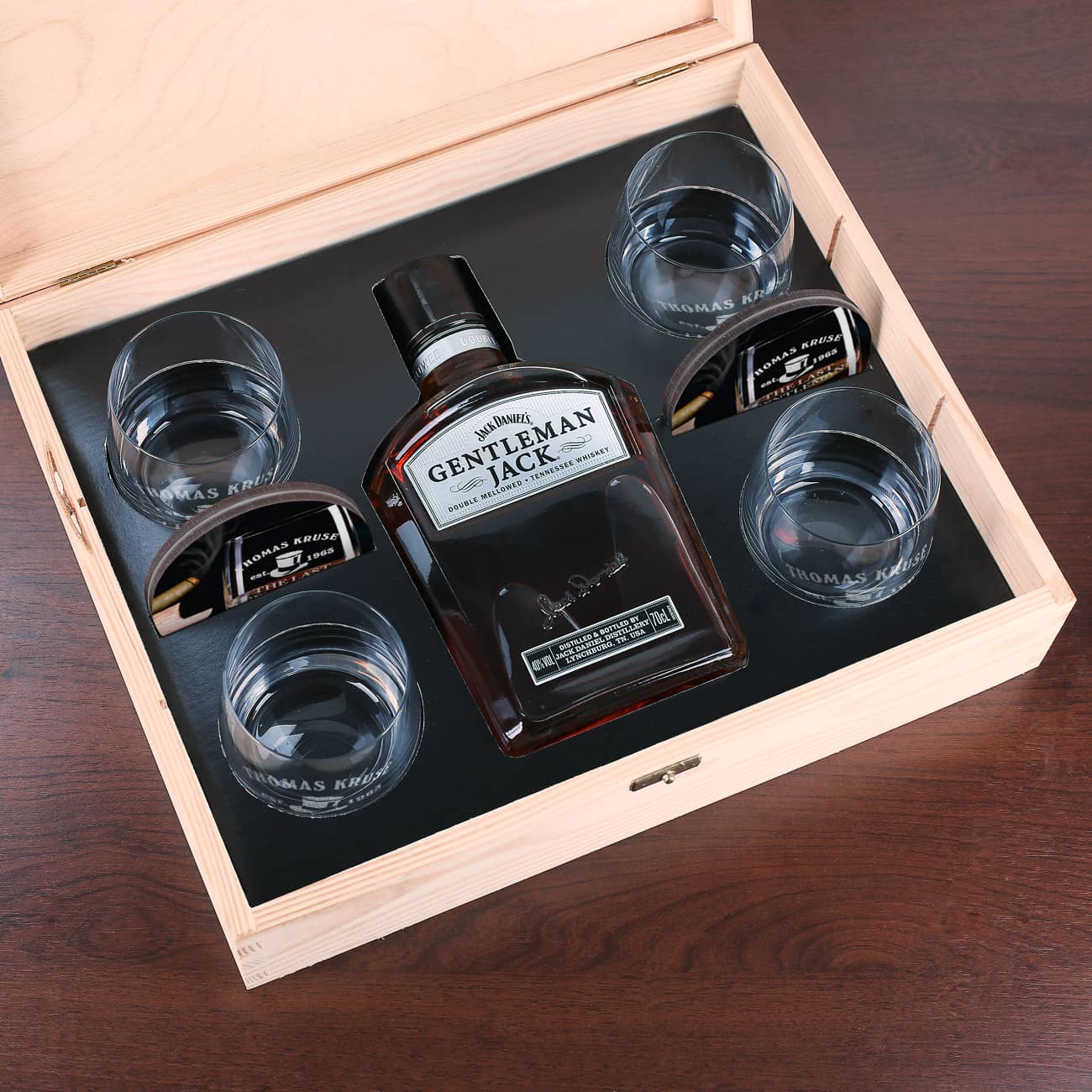 Geschenk-Set Whisky Gentleman Jack mit 4 gravierten Whiskygläsern und 4 bedruckten Untersetzern