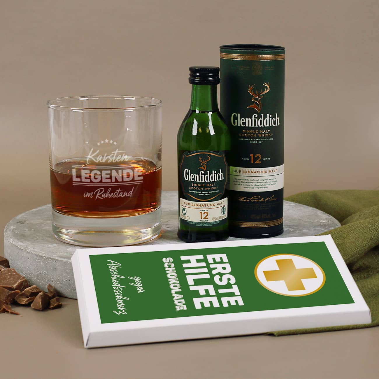 Legende im Ruhestand Whisky-Geschenkset mit graviertem Glas und Schokolade