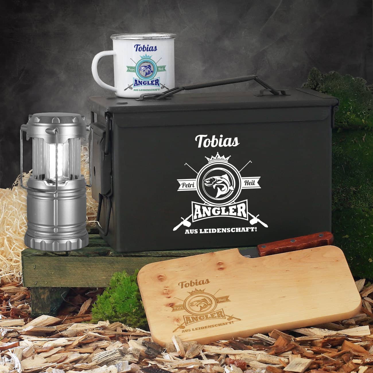 Geschenkset für Angler aus Leidenschaft in Munitionsbox mit Tasse, Messerbrett und LED-Laterne