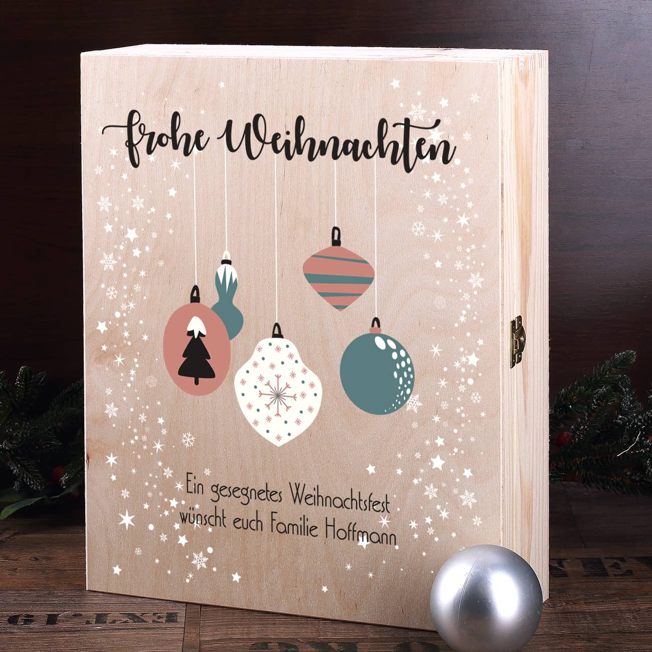 Geschenkverpackung aus Holz bedrcukt mit der Aufschrift "Frohe Weihnachten", Weihnachtskugeln und Schneeflocken, zudem fügen Sie den Text Ihrer Wahl hinzu