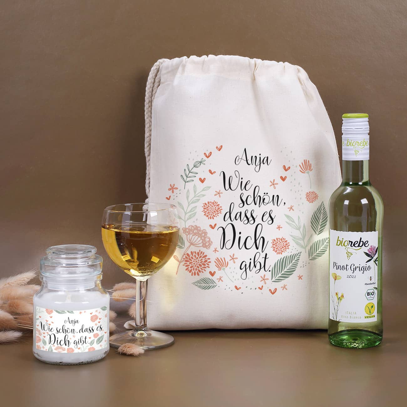 Geschenkset mit Weißwein, Geschenkbeutel mit Name, Weinglas und Duftkerze mit Name