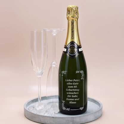 Gravur in der Farbe Silber auf einer Champagnerflasche mit Herzen und Ihrem Wunschtext.