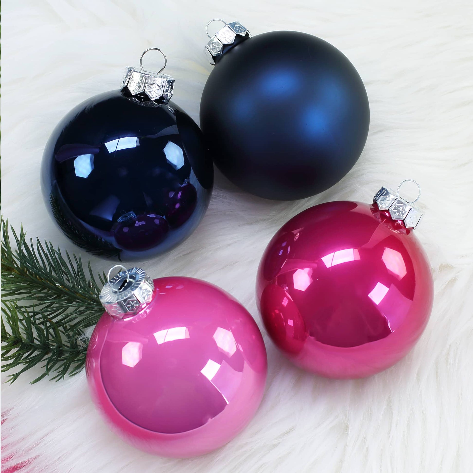 Christbaumkugeln in rosa, pink, dunkelblau glänzend und dunkelblau matt