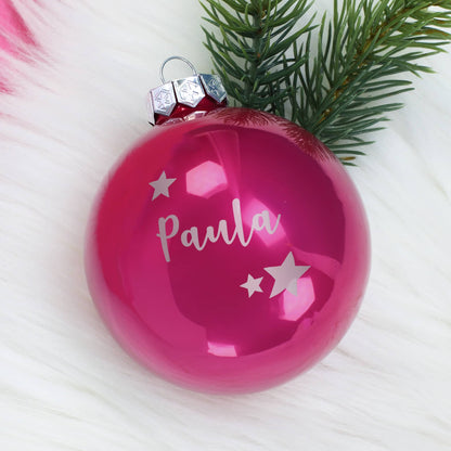 Personalisierte Christbaumkugel mit Name und Sternen graviert in pink