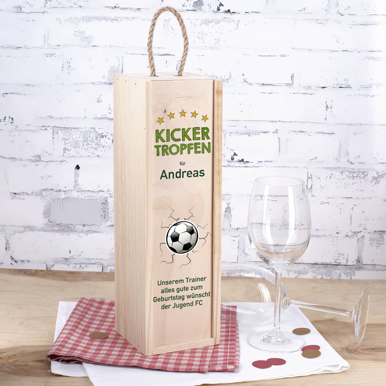 Verpackung aus Holz für Weinflasche mit Fußball Motiv, Name und Wunschtext