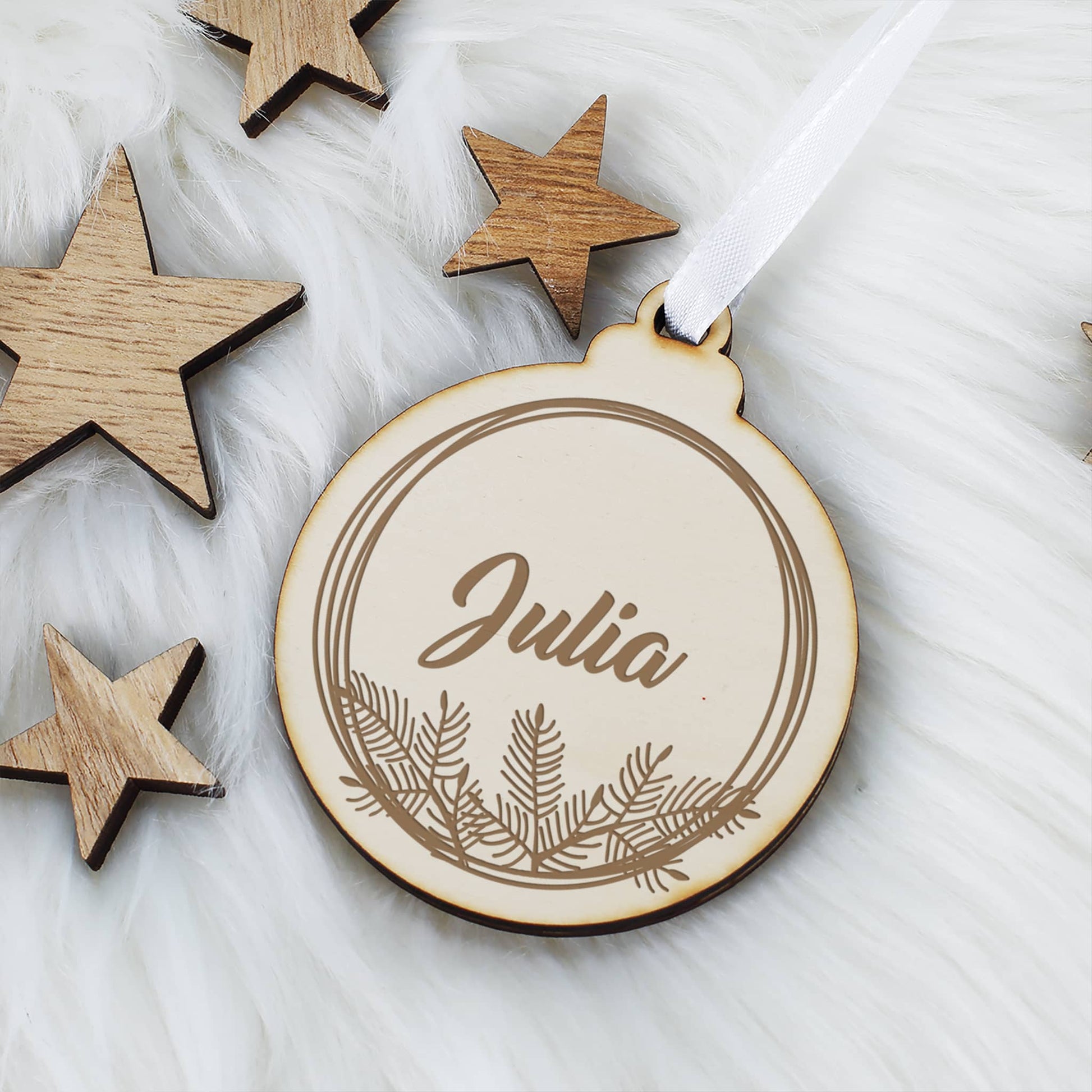 Weihnachtsbaumschmuck mit Name & Tannenzweigen graviert