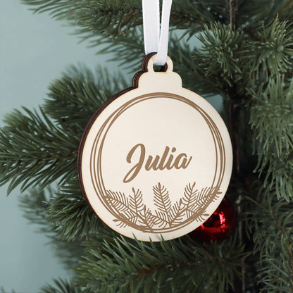 Weihnachtsbaumschmuck mit Name & Tannenzweigen graviert