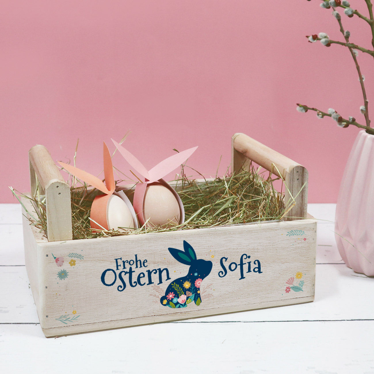 Frohe Ostern - Holzkiste mit Osterhase, Blüten und Name