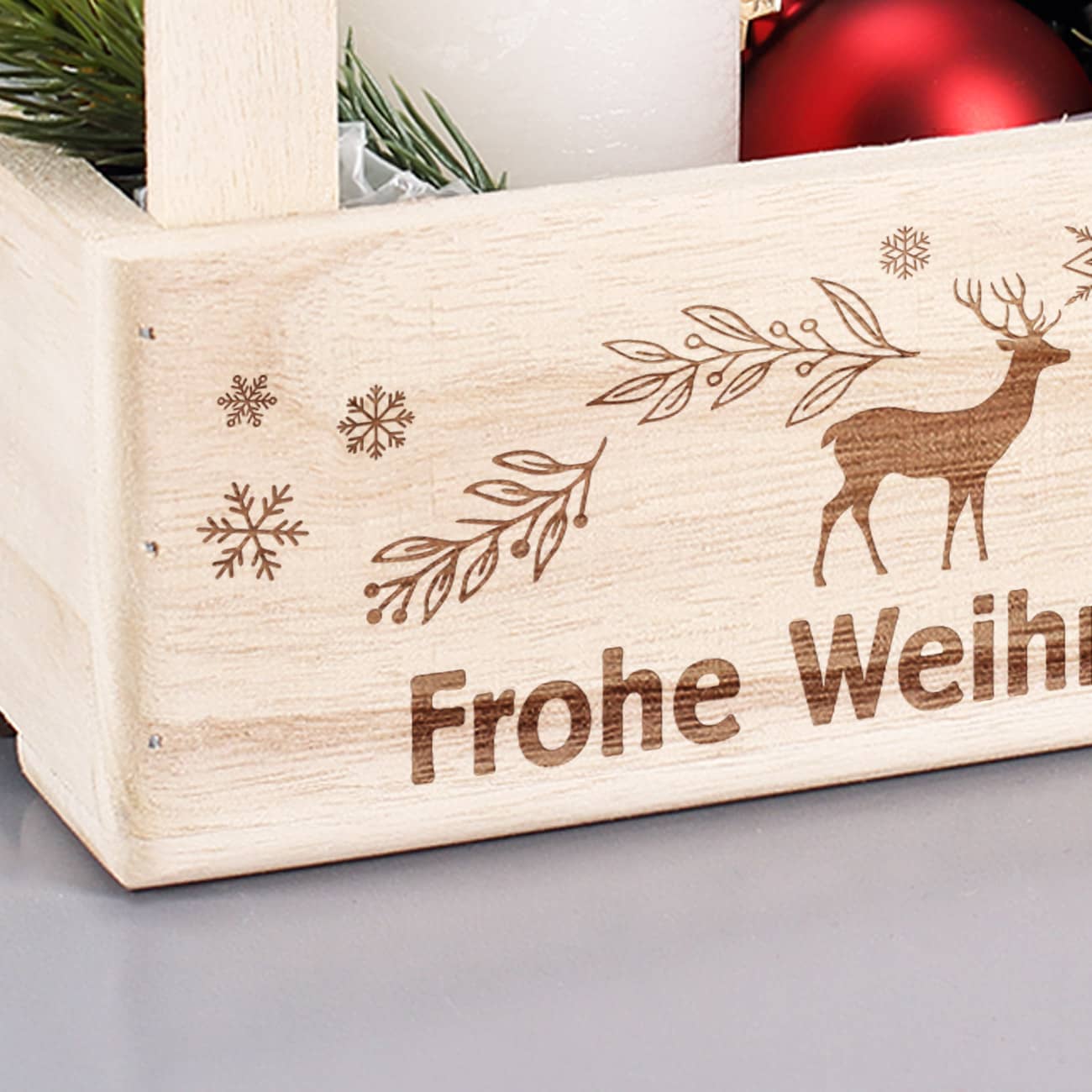 Weihnachtliche Holzkiste mit 2 Griffen und festlicher Gravur - Detail