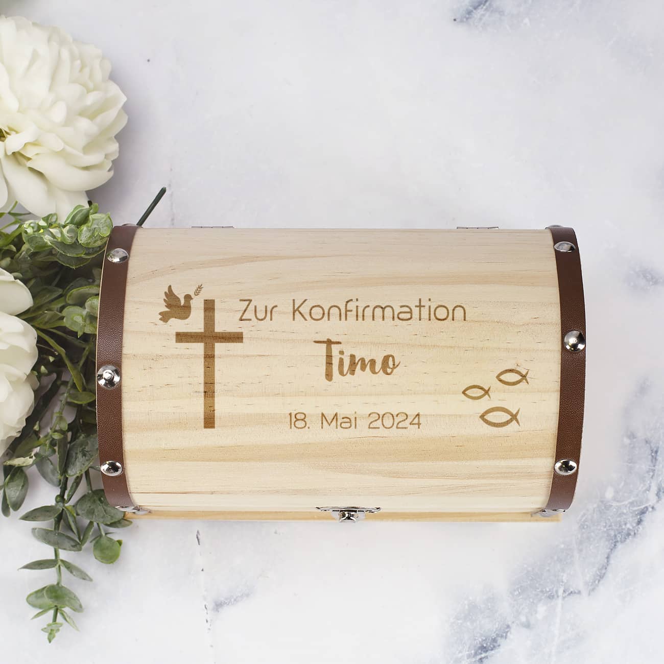 Schatztruhe zur Konfirmation mit Kreuz, Taube, Fischen, Name & Datum graviert