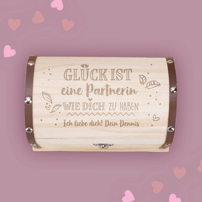 Glück ist... Schatztruhe zum Valentinstag mit Wunschtext graviert