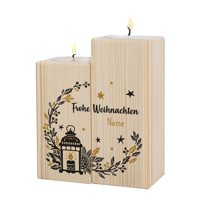 Zwei Teelichthalter aus Holz mit Weihnachtsmotiv und Name bedruckt