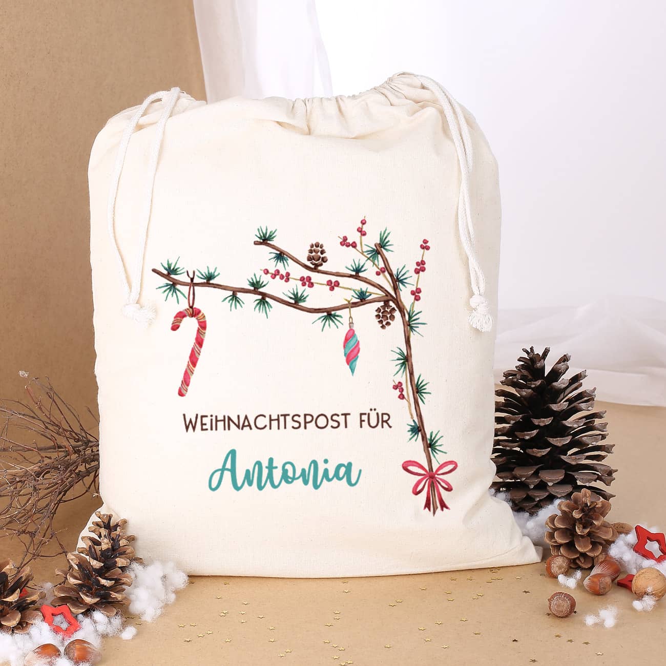 Weihnachtlicher Geschenksack mit Zweigen und Wunschtext