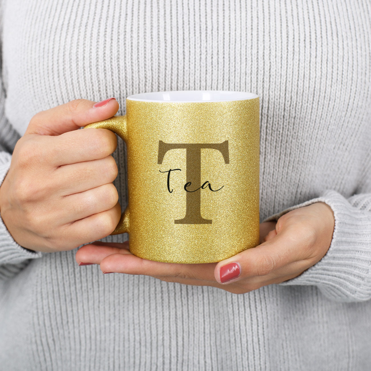 Glitzertasse in Gold mit Namensaufdruck und Initial