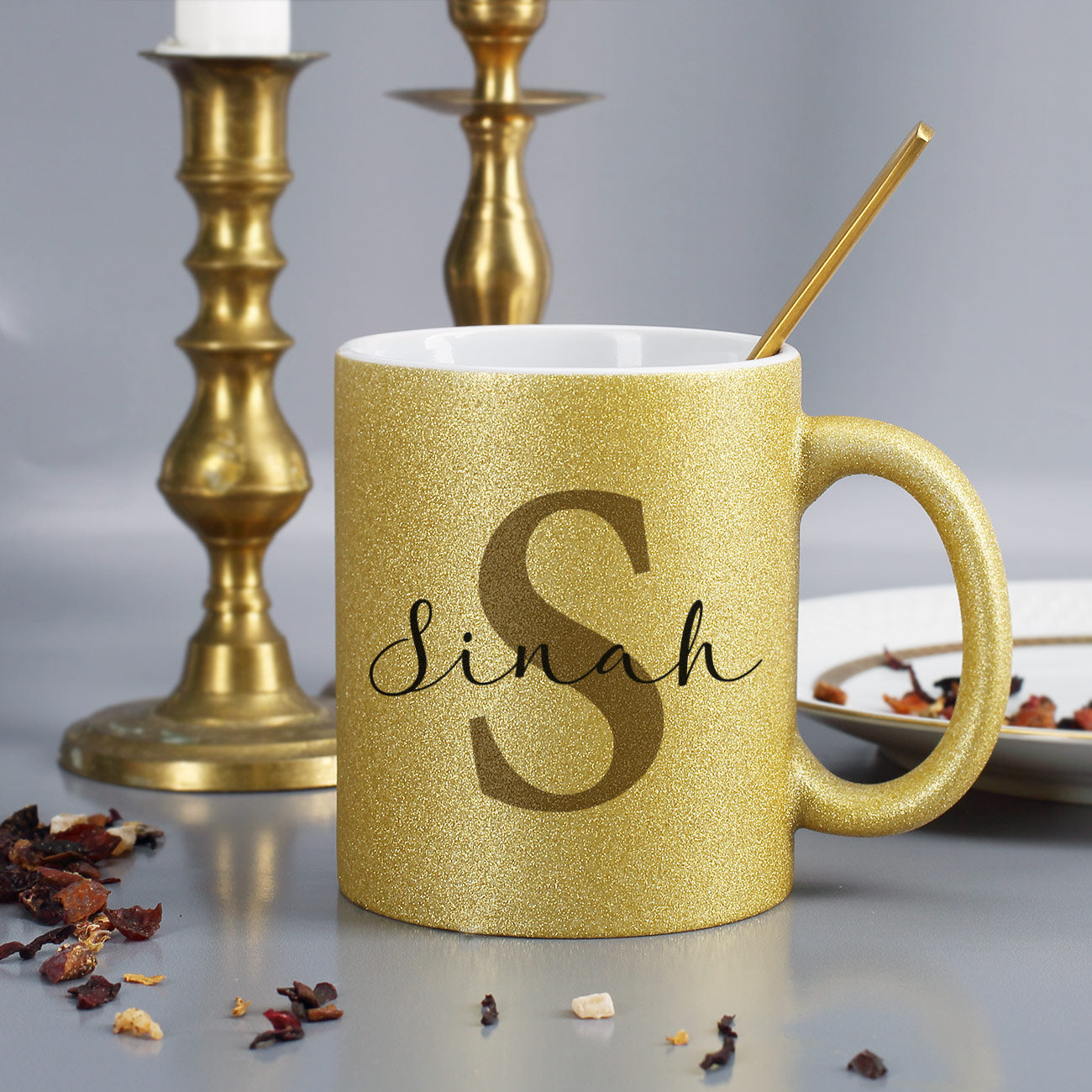 Tasse mit goldenem Glitzer mit Wunschtext und Buchstabe bedruckt 