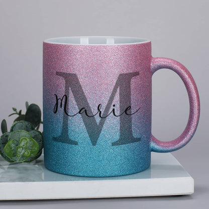 Glitzertasse in Pink / Blau mit Name und Initiale bedruckt