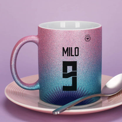 Glitzertasse in Fußballtrikot-Optik mit Name und Alter