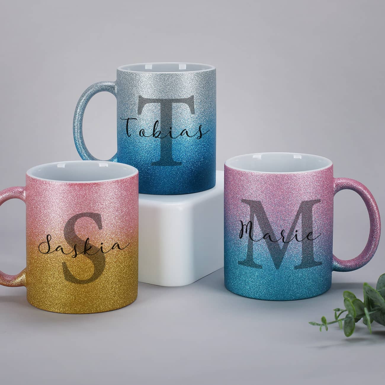 Glitzertasse in 3 Farben mit Name und Initiale