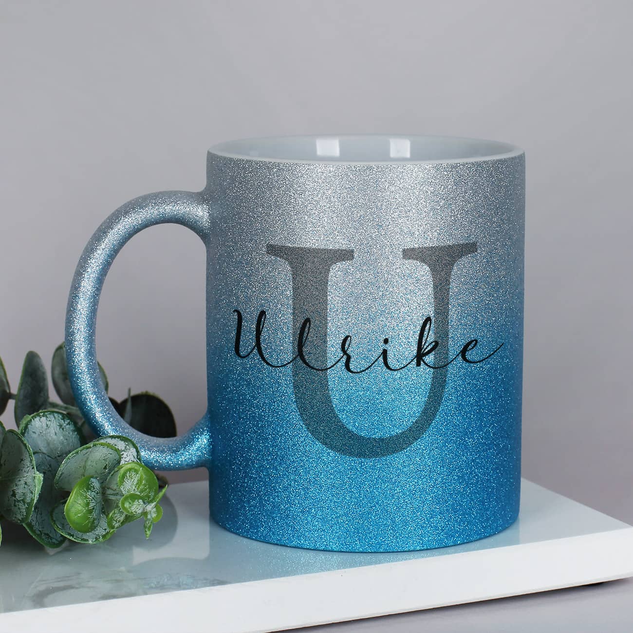 Glitzertasse in Silber / Blau mit Name und Initiale bedruckt