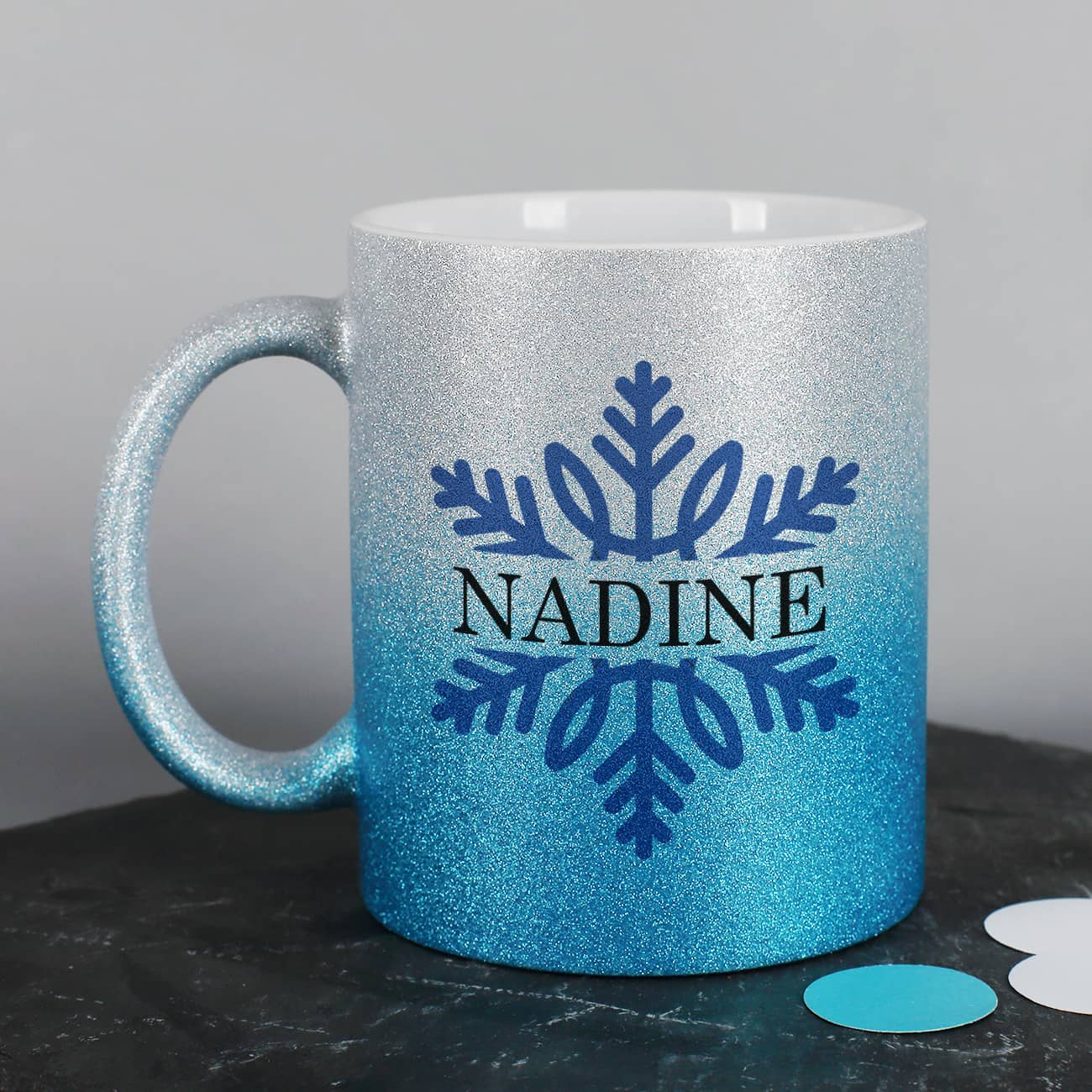 Silber / blaue Glitzertasse zu Weihnachten mit Schneeflocke und Wunschtext