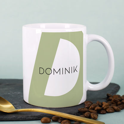 Weiße Keramiktasse mit schlichtem grünem Monogramm