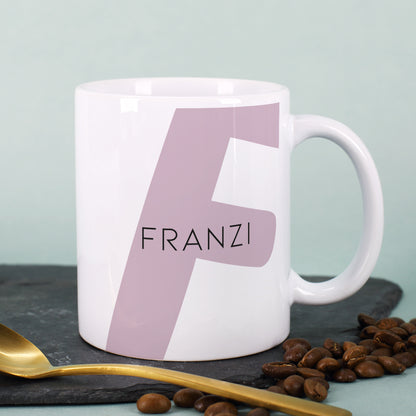 Weiße Keramiktasse mit schlichtem lila Monogramm