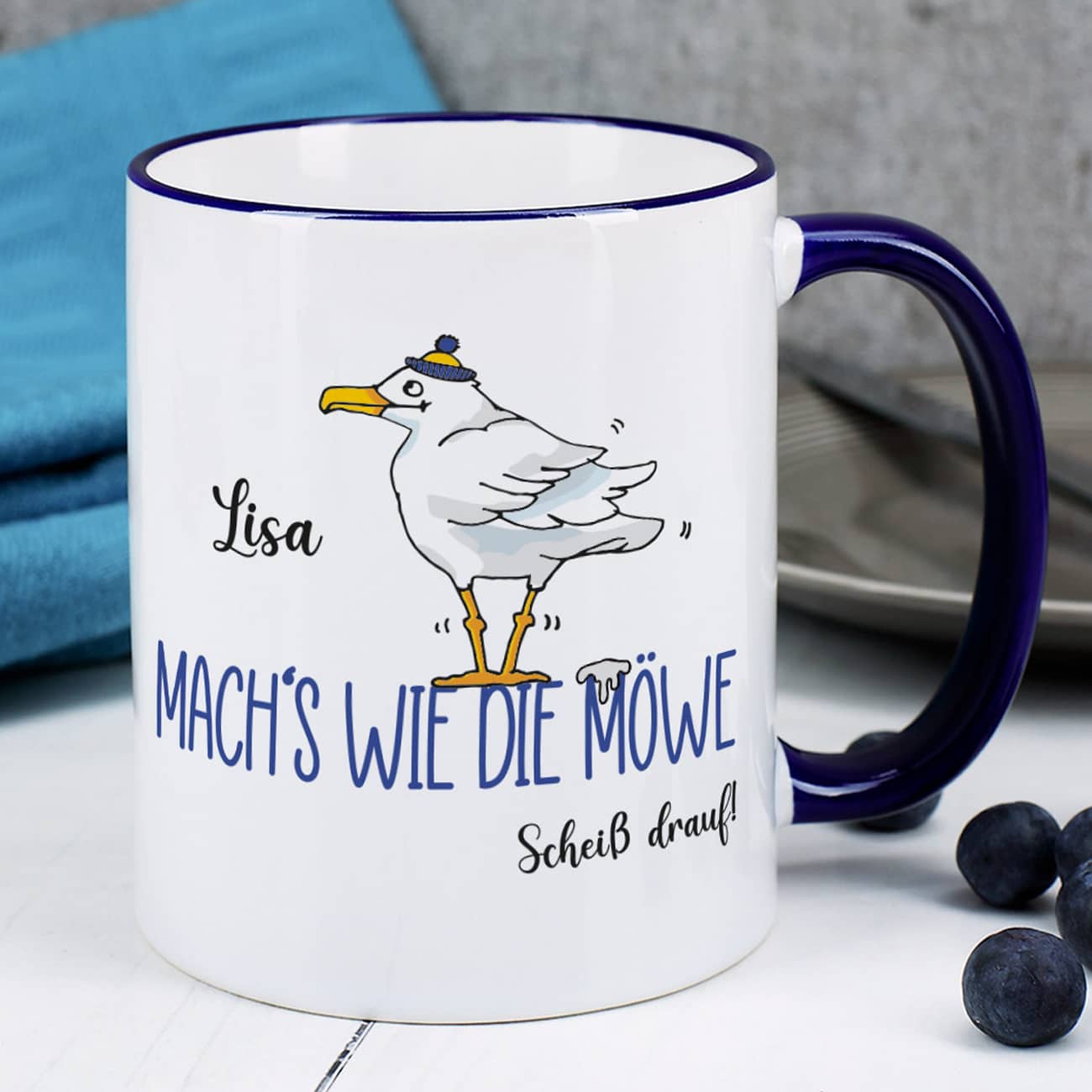 Mach's wie die Möwe... - Tasse mit Name und dunkelblauem Henkel