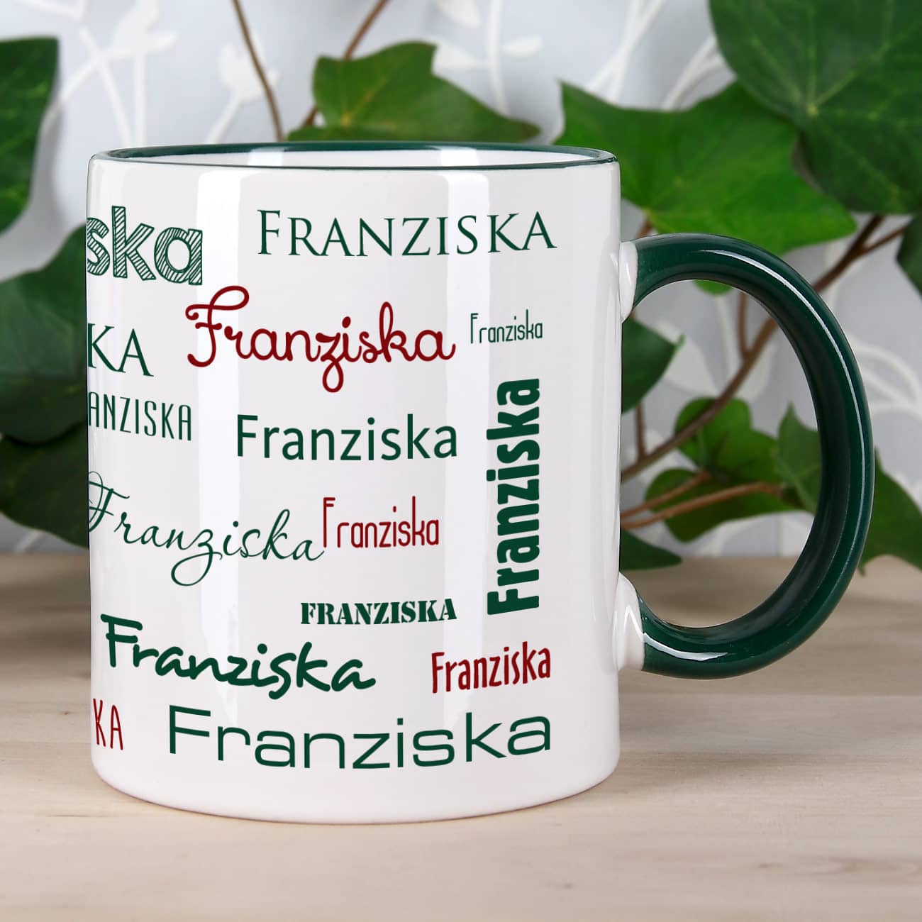 Tasse mit Name in verschiedenen Schriftarten in Dunkelgrün und Dunkelrot