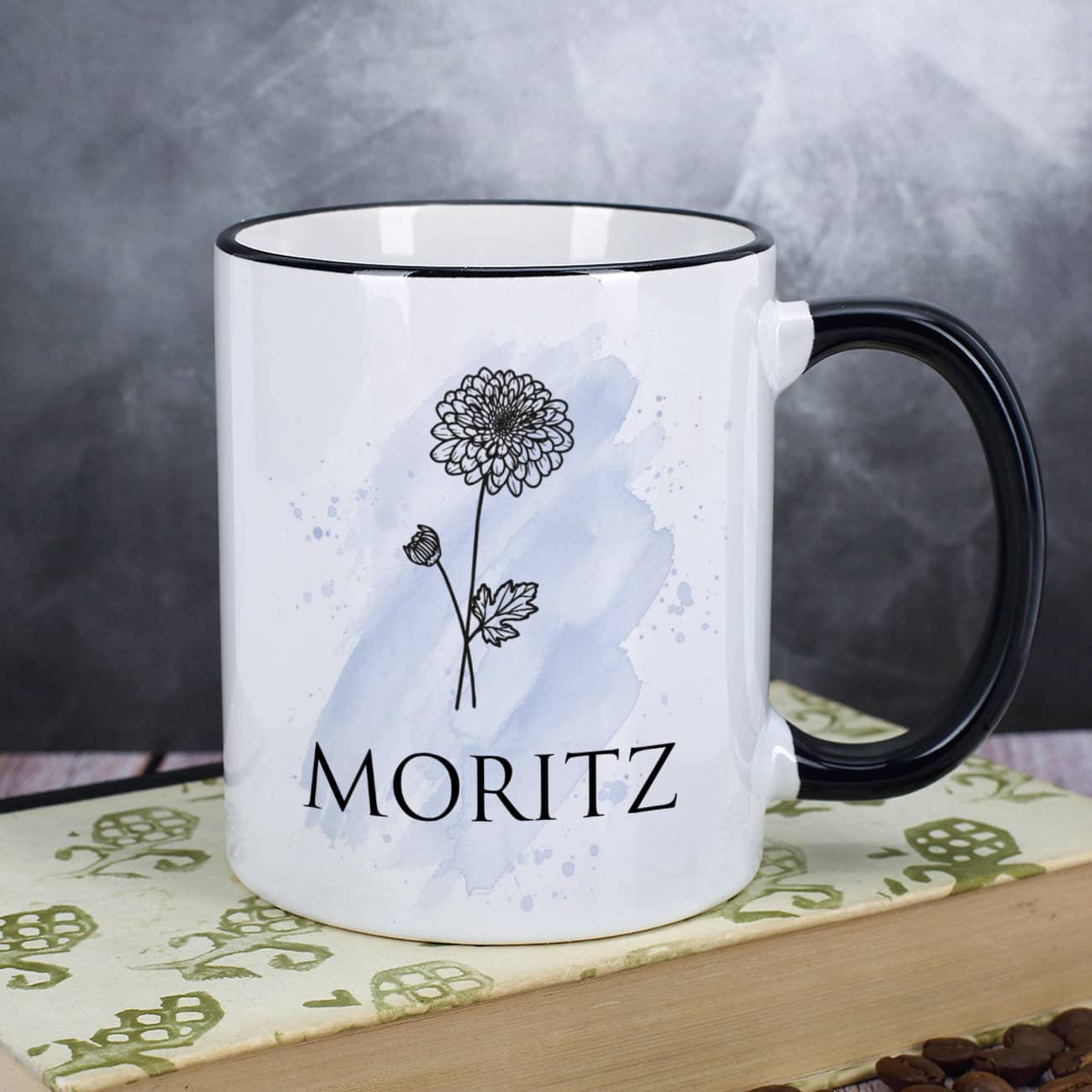 Tasse mit schwarzen Henkel und Tassenrand mit personalisiertem Namen