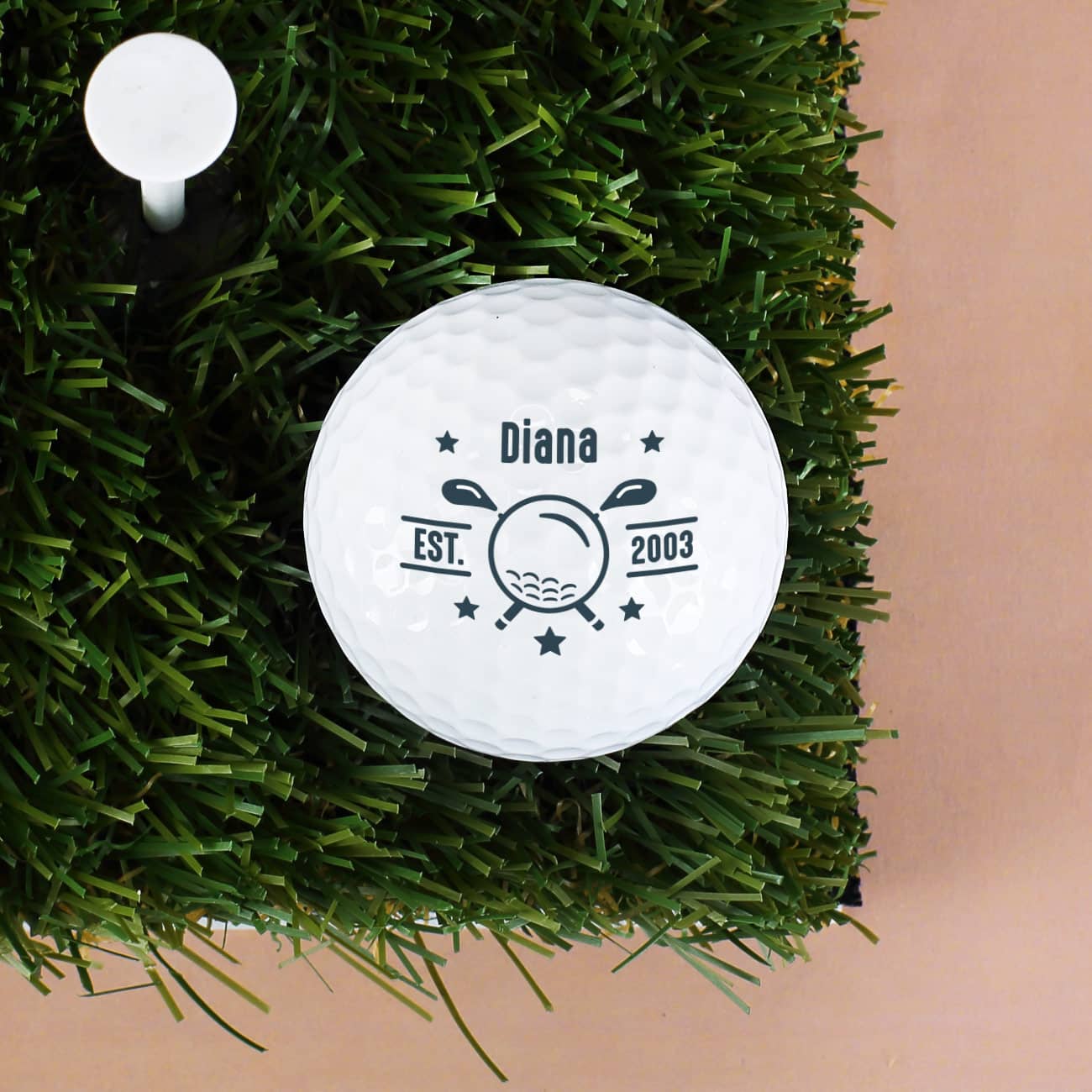 Personalisierter Golfball im 3er Set mit Golfball, zwei Golfschlägern und Sternen als Motiv