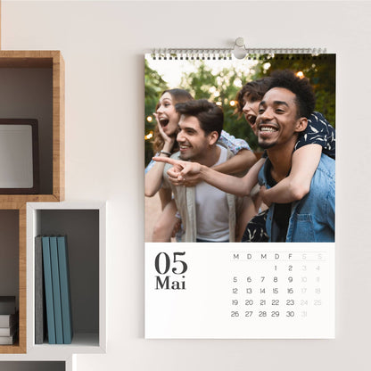 Moderner Fotokalender zum Aufhängen mit Wunschtext in verschiedenen Formaten