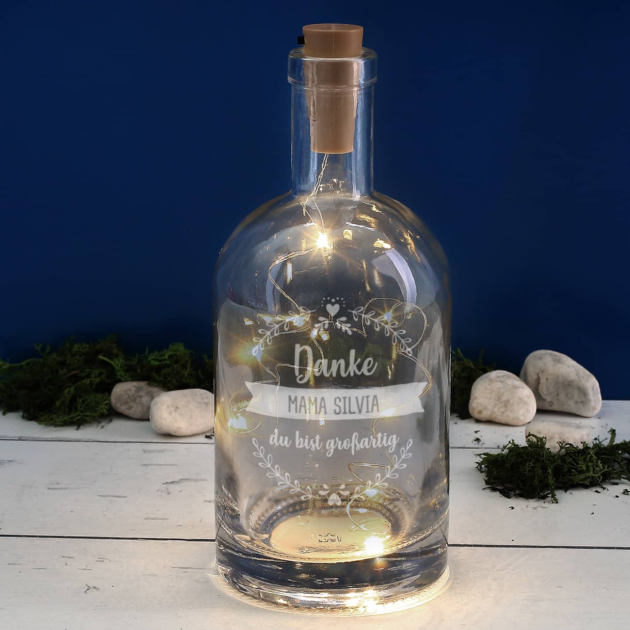 Gravierte Flasche mit 3 Zeilen Wunschtext und Flaschenlicht