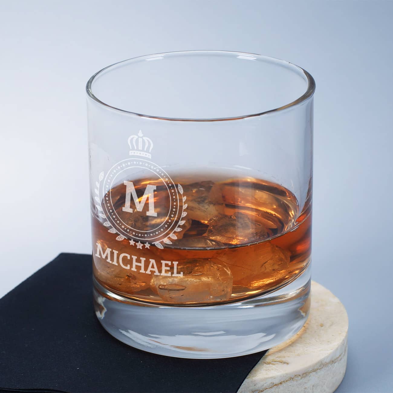 personalisiertes Whiskyglas mit Monogramm und Namensgravur