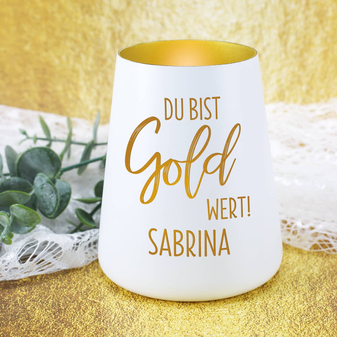 Weißes Windlicht graviert mit Spruch "Du bist Gold wert" und Name nach Wunsch